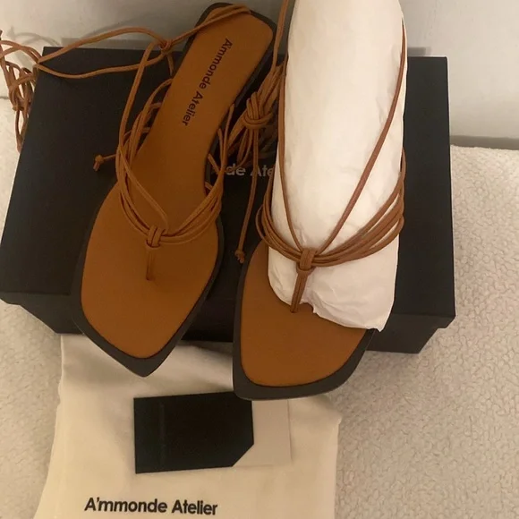 Clean new Sandals - Picture 7 of 8